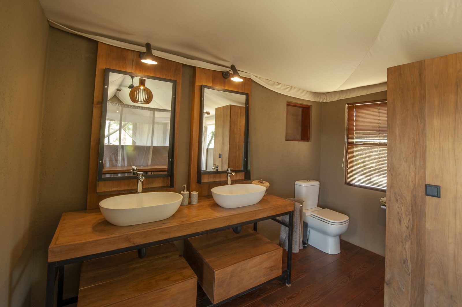 Suite bathroom